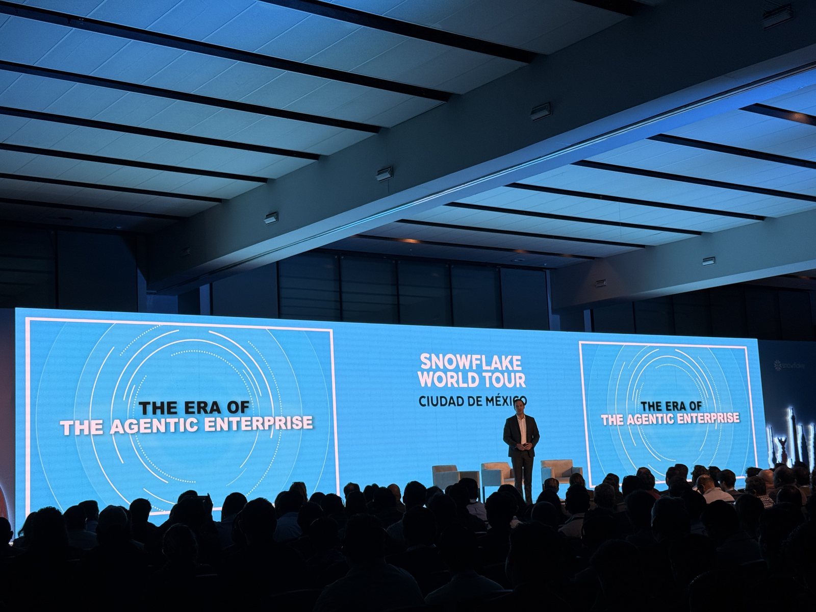 El escenario principal del Snowflake World Tour Ciudad de México, con "The Era of the Agentic Enterprise" en las pantallas