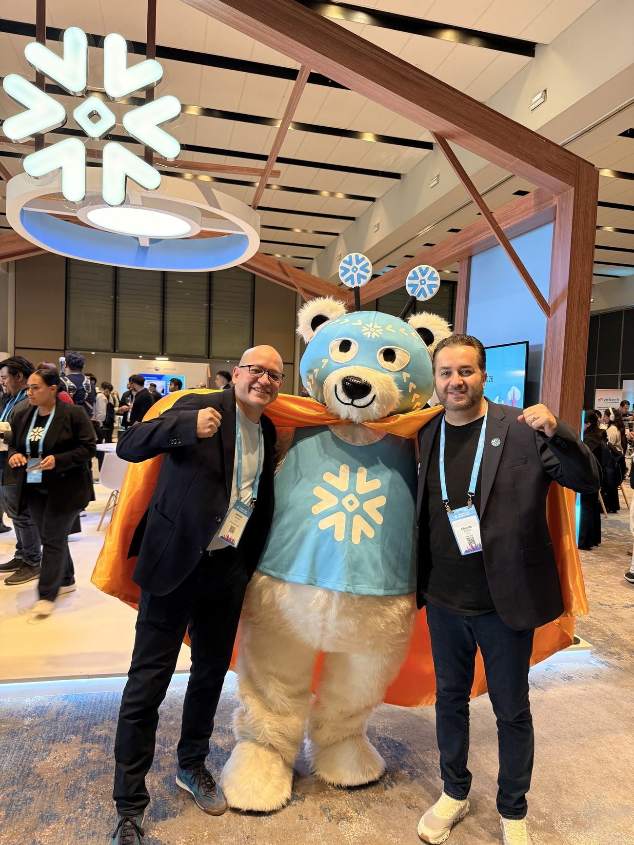 Dos integrantes del equipo de Viewnear con el oso de Snowflake