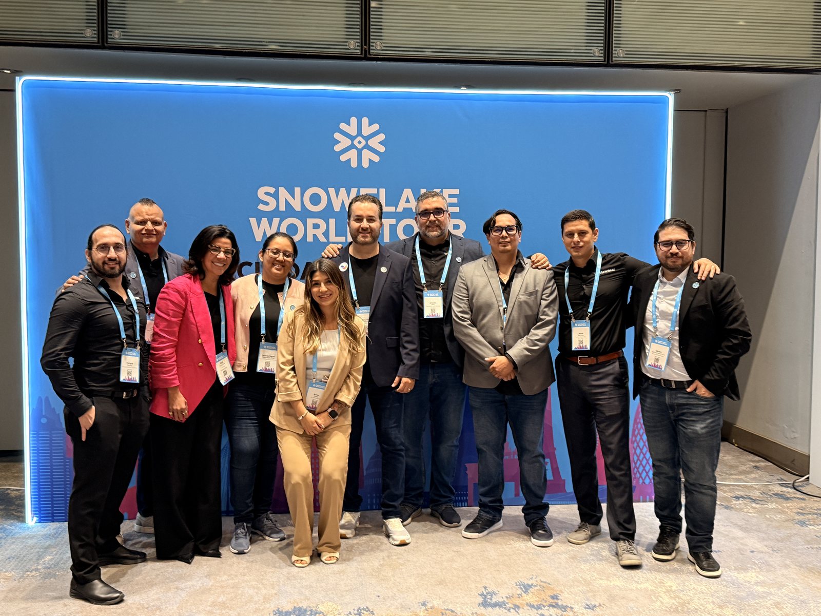El equipo de Viewnear frente al backdrop del Snowflake World Tour Ciudad de México
